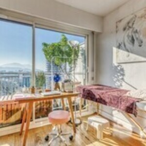 Caroline Tongas Grenoble, Entreprise locale