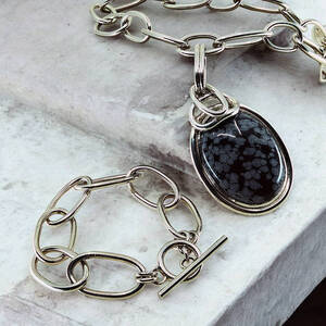 Lucile Favrat Bijoux Saint-Père, Artisan bijoutier, Bijouterie, Bijouterie (transformation, réparation), Bijouterie fantaisie (fabrication, gros), Graveurs sur bijoux, medailles, Réparation, transformation d'articles de bijouterie, joaillerie