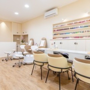 MEE INSTITUT  Paris 8, Entreprise locale